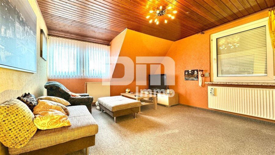 Schönes 1 - 2 Familienhaus mit riesigem Grundstück, Doppelgarage und umfangreichen Nutzflächen - OG / DG Wohnzimmer WE2